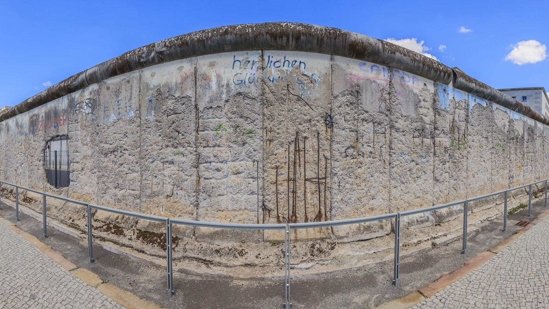 Panorama-view-of-the-memorial-berlin-wall-with-graffiti
